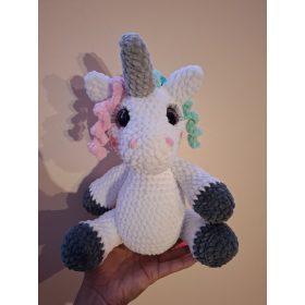 Szivárványos horgolt unikornis
