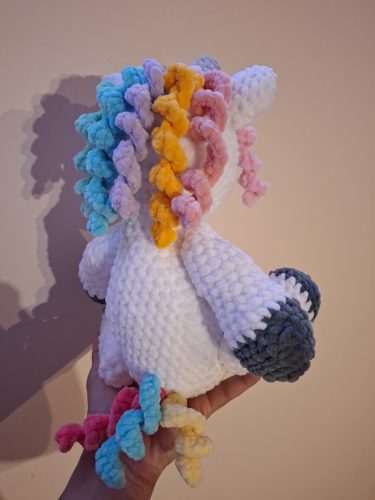Szivárványos horgolt unikornis